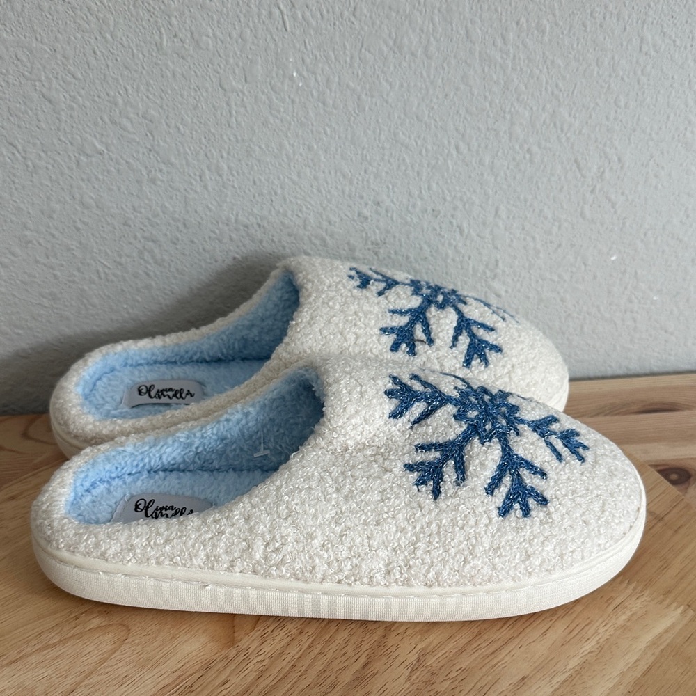 Olivia Miller Holiday Womens Slip-On Slippers